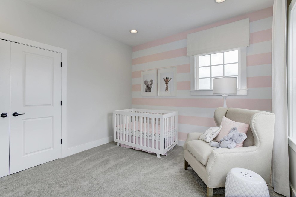 Kleines Modernes Babyzimmer mit rosa Wandfarbe und Teppichboden in Washington, D.C.