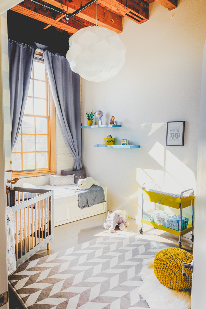 Exemple d'une chambre de bébé tendance avec sol en béton ciré.