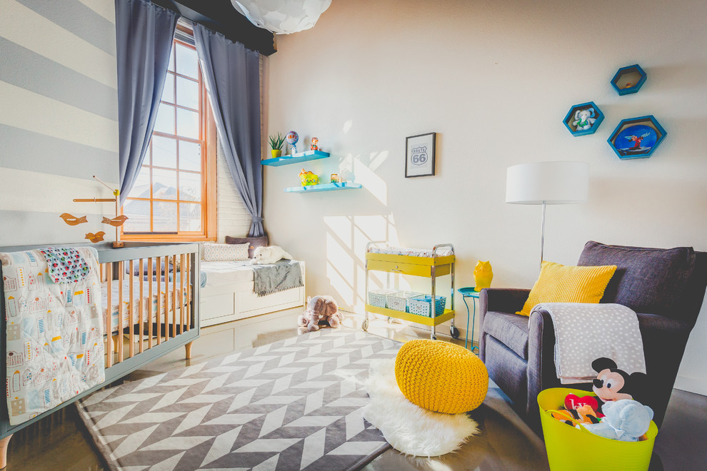 Réalisation d'une chambre de bébé design avec sol en béton ciré.