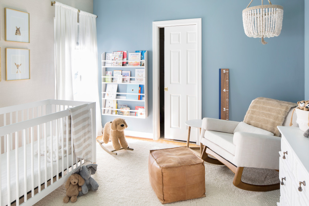 Источник вдохновения для домашнего уюта: комната для малыша в стиле неоклассика (современная классика) с синими стенами, паркетным полом среднего тона и коричневым полом для мальчика