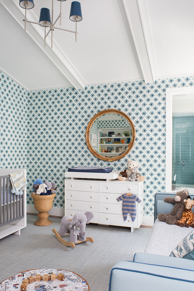 Пример оригинального дизайна: комната для малыша в стиле неоклассика (современная классика) с разноцветными стенами для мальчика