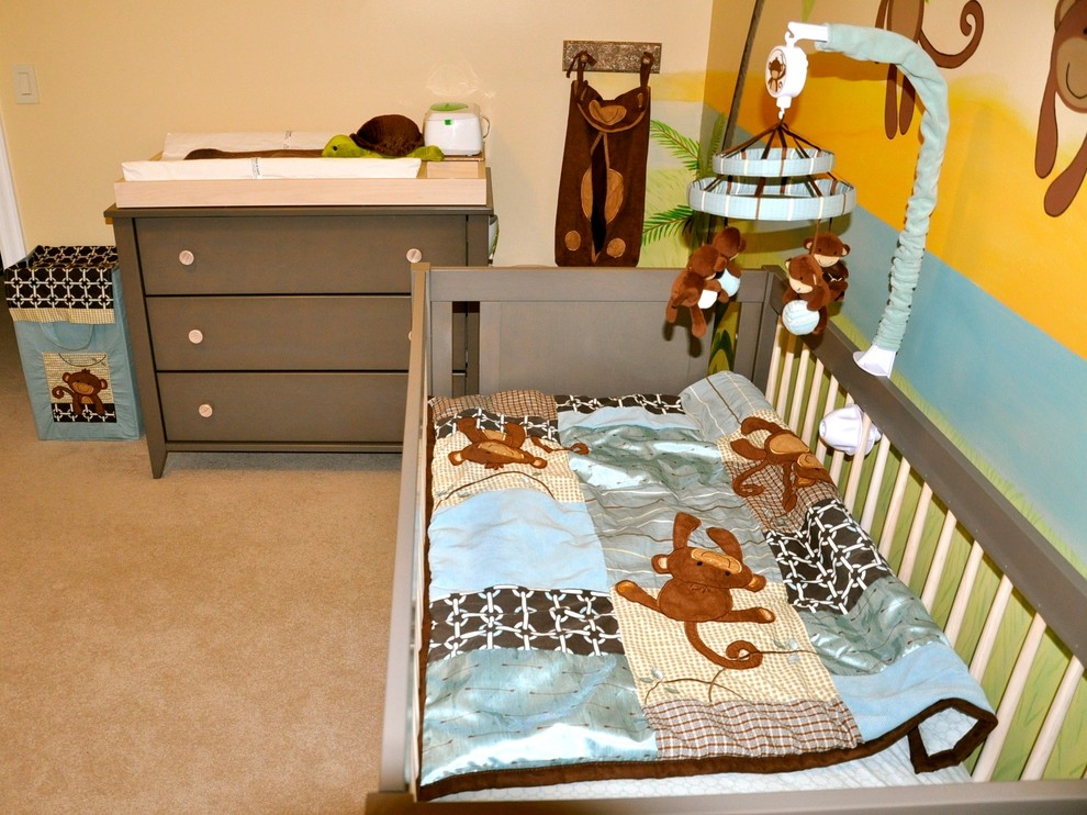 Exemple d'une chambre de bébé exotique de taille moyenne.