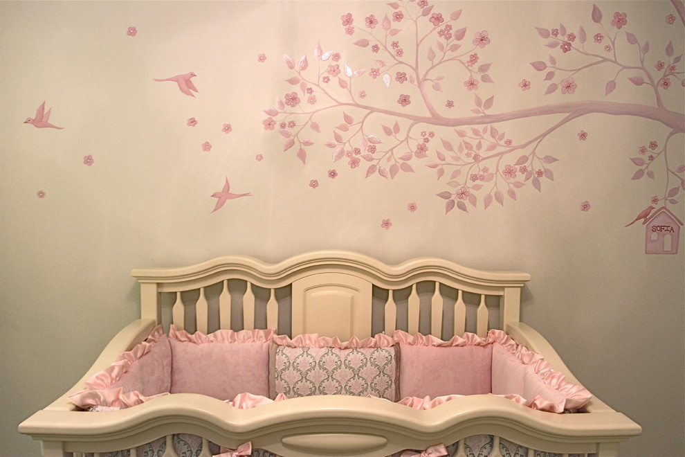 На фото: комната для малыша в классическом стиле для девочки