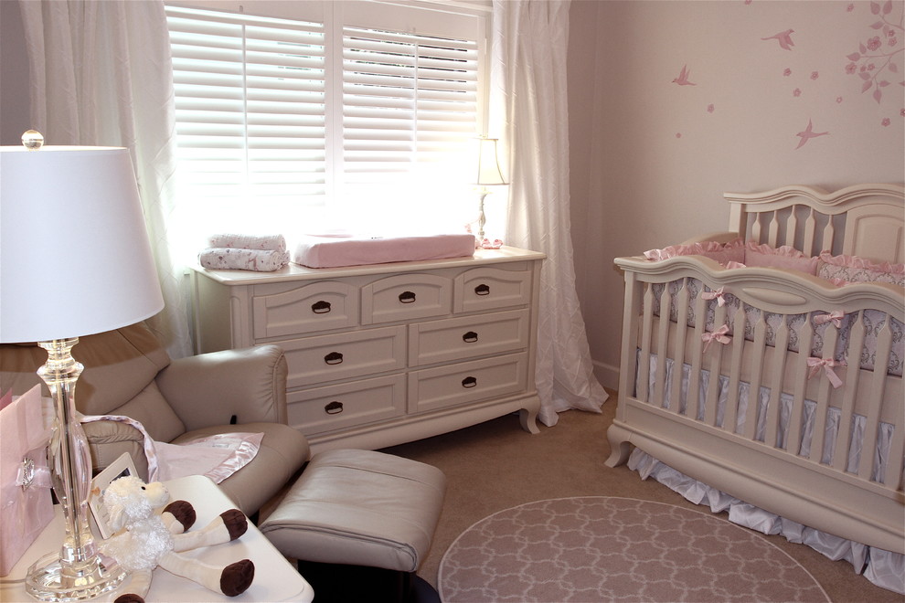 Exemple d'une chambre de bébé fille chic.