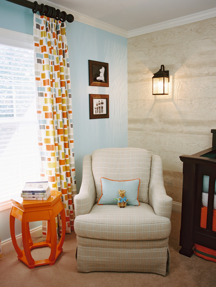 Idée de décoration pour une chambre de bébé neutre design avec un mur bleu.