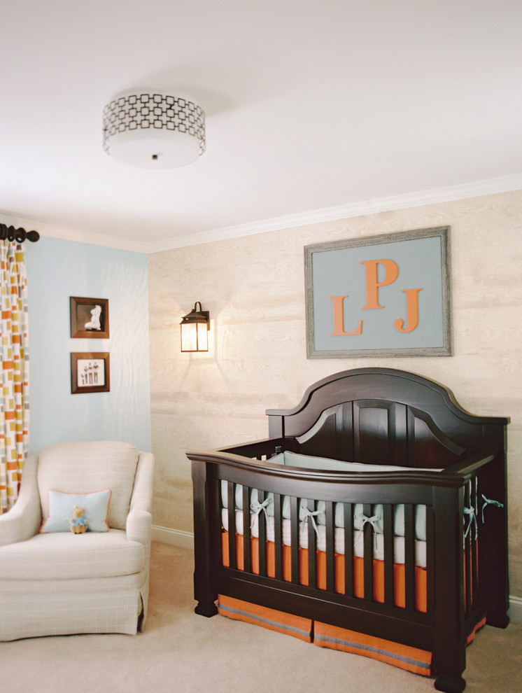 Imagen de habitación de bebé neutra contemporánea con paredes azules