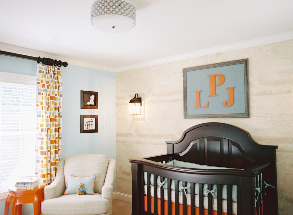 Diseño de habitación de bebé neutra actual con paredes azules