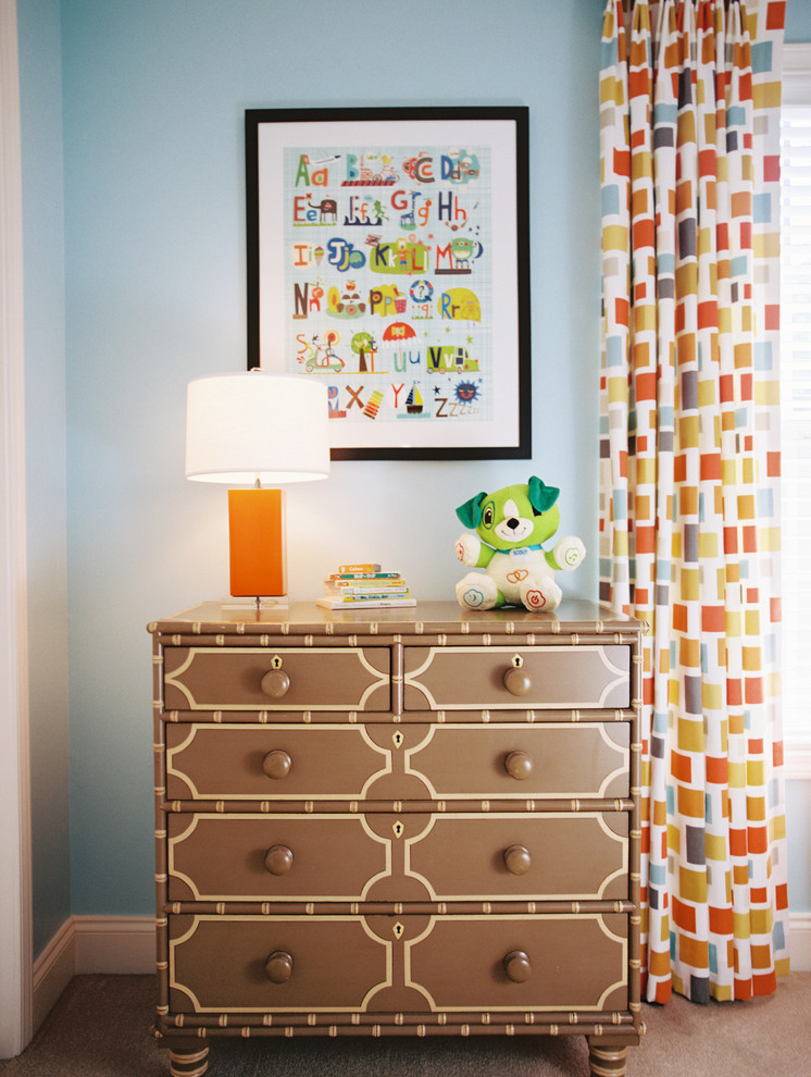 他の地域にあるコンテンポラリースタイルのおしゃれな赤ちゃん部屋 (青い壁、男女兼用) の写真