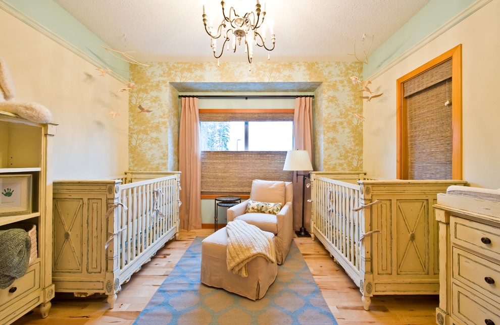 На фото: большая нейтральная комната для малыша в стиле шебби-шик с бежевыми стенами и светлым паркетным полом с