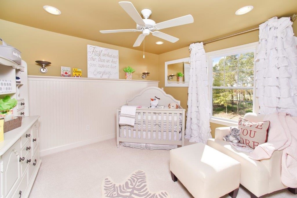 На фото: нейтральная комната для малыша среднего размера в классическом стиле с бежевыми стенами и ковровым покрытием с