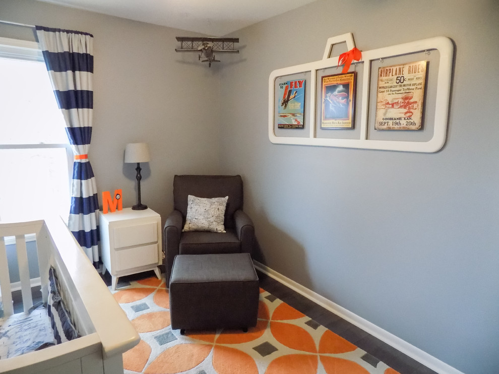 Cette photo montre une petite chambre de bébé garçon moderne avec un mur gris, sol en stratifié et un sol gris.
