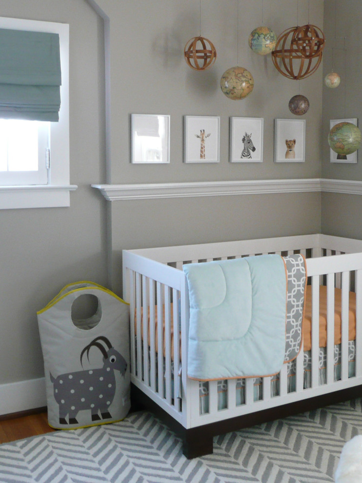 Пример оригинального дизайна: комната для малыша среднего размера в стиле фьюжн с серыми стенами, паркетным полом среднего тона и коричневым полом для мальчика
