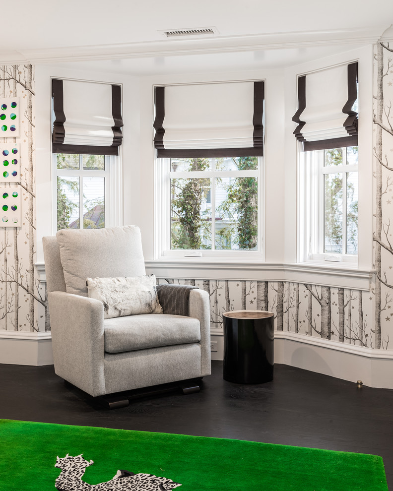 Réalisation d'une chambre de bébé garçon design de taille moyenne avec un mur blanc, parquet foncé et un sol noir.