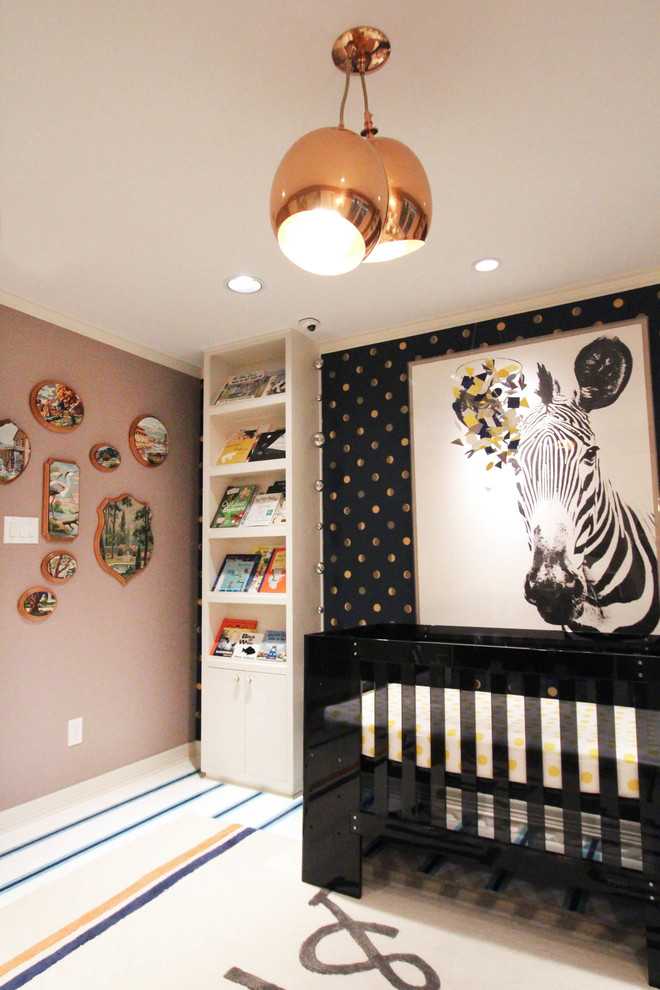 Diseño de habitación de bebé niña romántica de tamaño medio con paredes rosas, moqueta y suelo multicolor