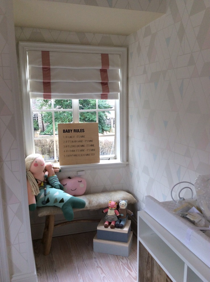 Идея дизайна: комната для малыша в стиле ретро с разноцветными стенами и паркетным полом среднего тона