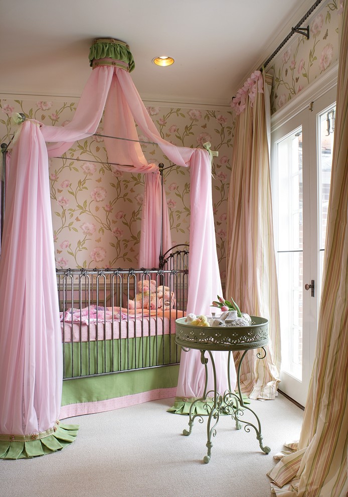 Aménagement d'une chambre de bébé fille classique avec un mur multicolore, moquette et un sol beige.