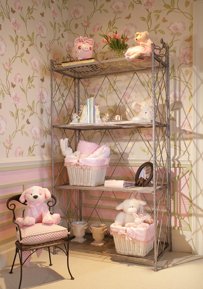 ニューヨークにあるトラディショナルスタイルのおしゃれな赤ちゃん部屋の写真