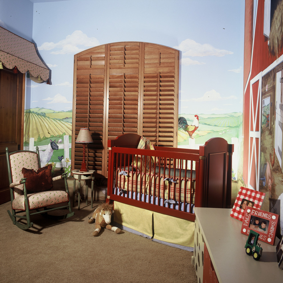 Ejemplo de habitación de bebé neutra de estilo de casa de campo con paredes multicolor y moqueta