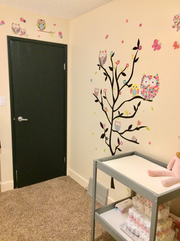 Kleines Modernes Babyzimmer mit beiger Wandfarbe, Teppichboden und beigem Boden in Edmonton