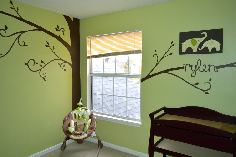 Идея дизайна: нейтральная комната для малыша среднего размера в стиле неоклассика (современная классика) с зелеными стенами и ковровым покрытием