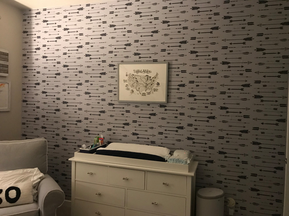Cette image montre une chambre de bébé neutre minimaliste.