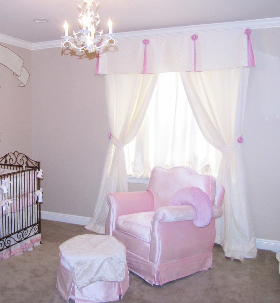 Foto di una cameretta per neonata tradizionale di medie dimensioni con pareti rosa e moquette