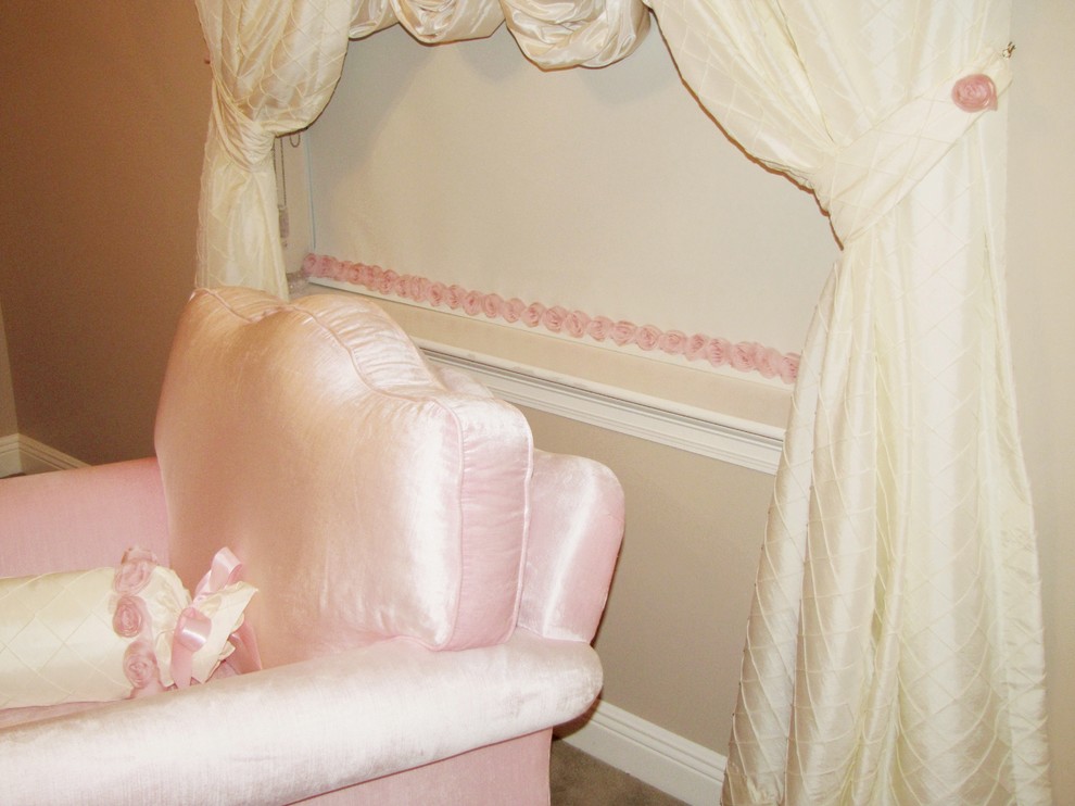 Immagine di una cameretta per neonata tradizionale di medie dimensioni con pareti rosa e moquette