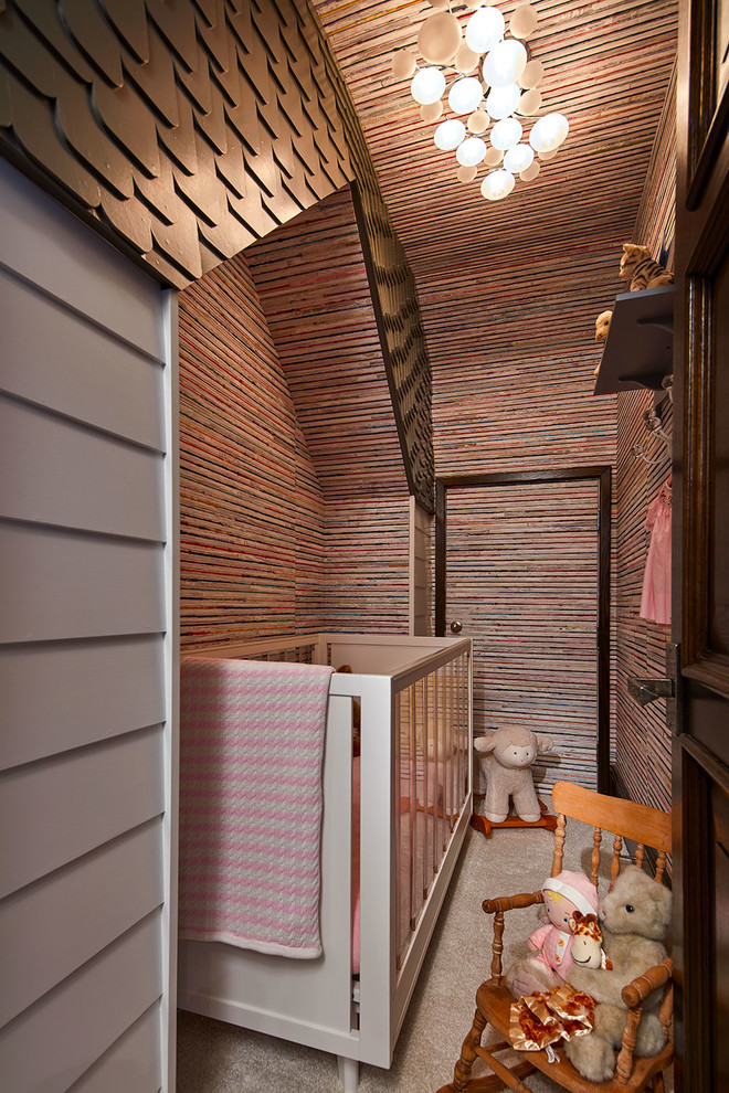 Ejemplo de habitación de bebé neutra clásica renovada pequeña con paredes multicolor, moqueta y suelo beige