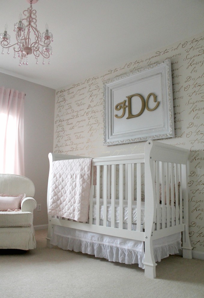 ニューヨークにあるヴィクトリアン調のおしゃれな赤ちゃん部屋 (女の子用) の写真