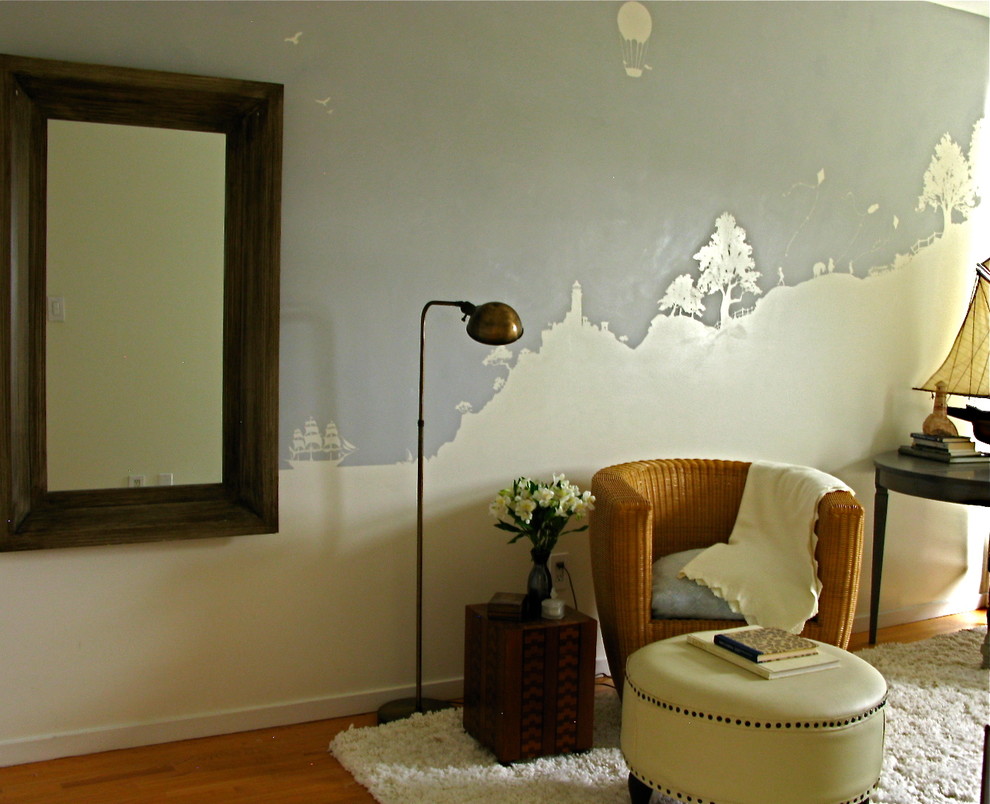 Cette image montre une chambre de bébé garçon bohème de taille moyenne avec un mur gris et parquet clair.