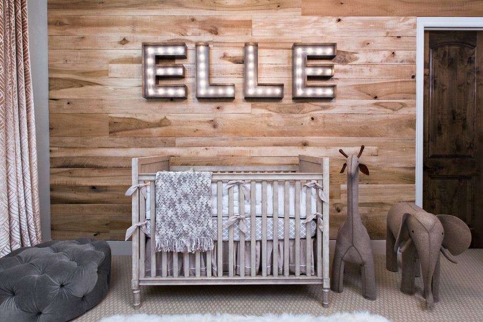 Cette photo montre une chambre de bébé neutre chic avec moquette et un sol beige.