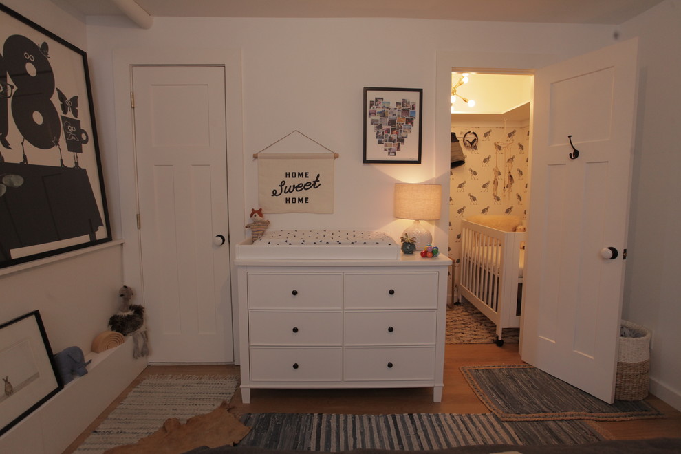 Foto de habitación de bebé contemporánea pequeña con paredes blancas y suelo de madera clara