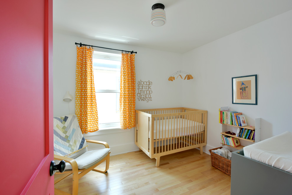 オタワにあるお手頃価格の中くらいなミッドセンチュリースタイルのおしゃれな赤ちゃん部屋 (白い壁、淡色無垢フローリング、男女兼用) の写真