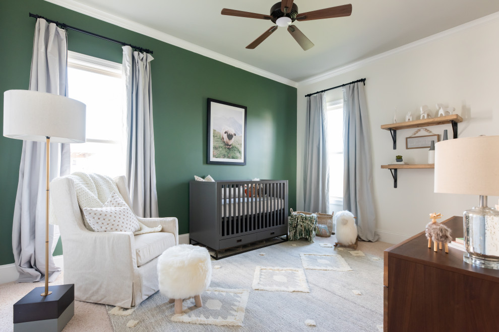 Klassisches Babyzimmer mit grüner Wandfarbe, Teppichboden und beigem Boden in Nashville