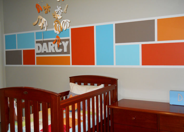 Imagen de habitación de bebé niño actual de tamaño medio con paredes multicolor