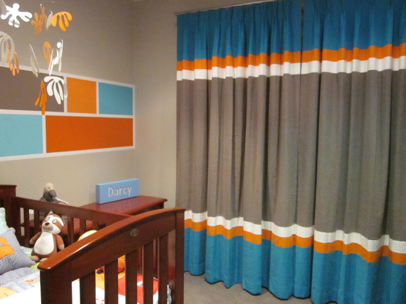 Exemple d'une chambre de bébé garçon tendance de taille moyenne avec un mur multicolore.