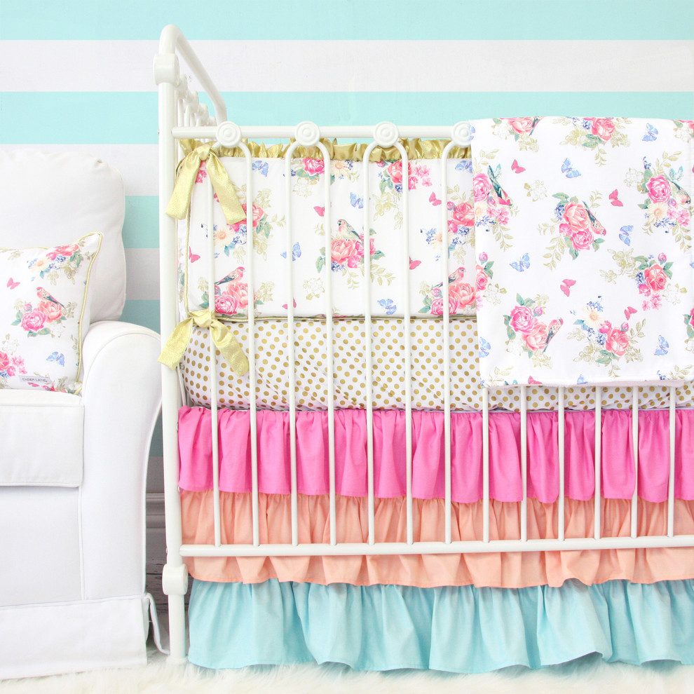 На фото: маленькая комната для малыша в стиле шебби-шик с разноцветными стенами и ковровым покрытием для на участке и в саду, девочки