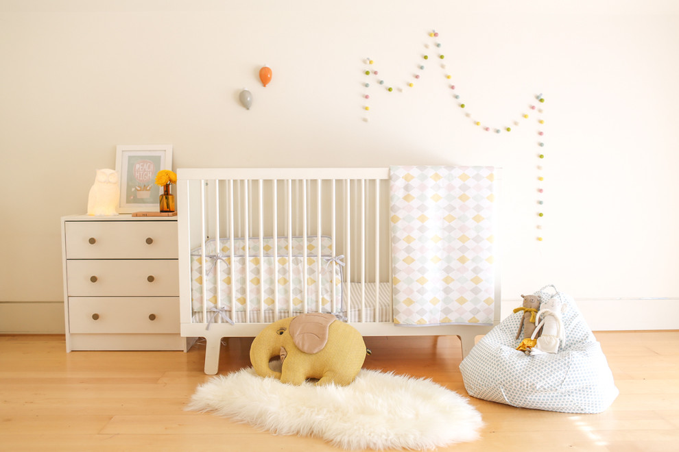 Идея дизайна: нейтральная комната для малыша среднего размера в современном стиле с белыми стенами и светлым паркетным полом