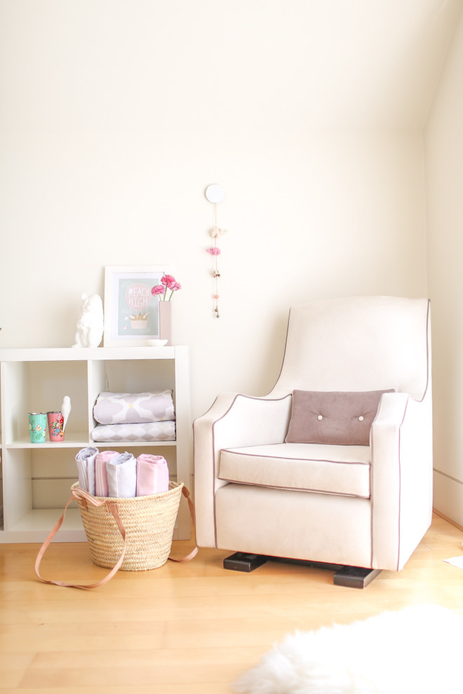На фото: нейтральная комната для малыша среднего размера в стиле неоклассика (современная классика) с белыми стенами и светлым паркетным полом