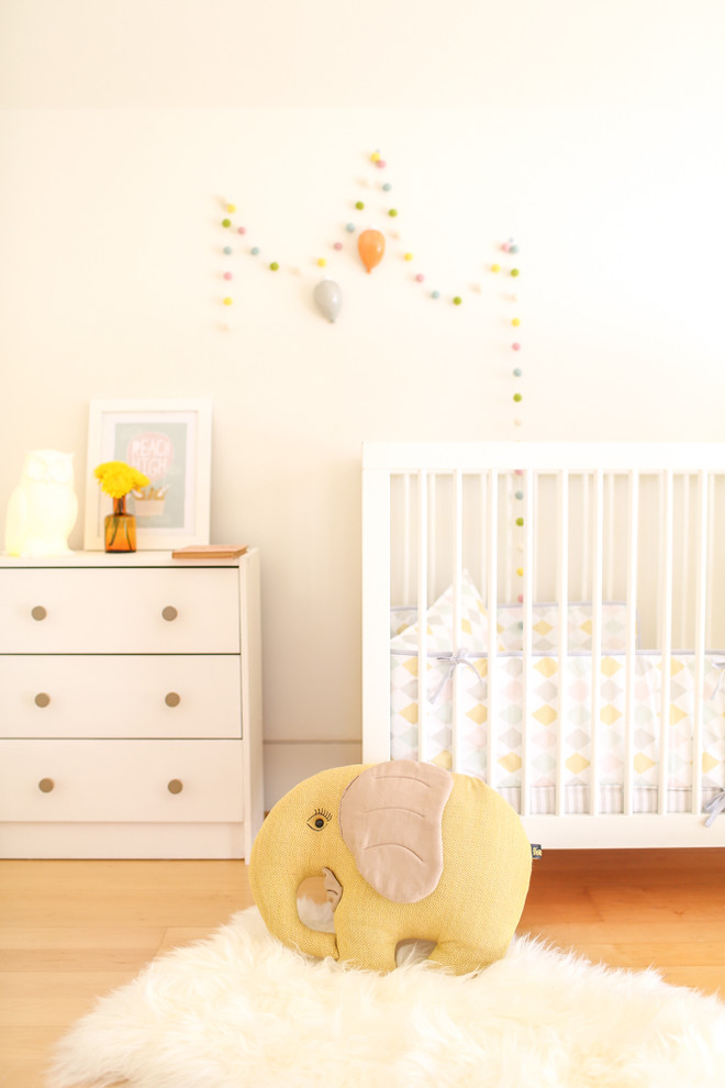 Пример оригинального дизайна: нейтральная комната для малыша среднего размера в стиле неоклассика (современная классика) с белыми стенами и светлым паркетным полом