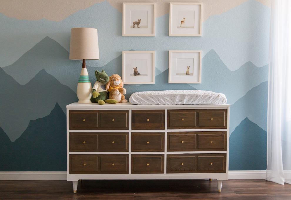 Diseño de habitación de bebé neutra clásica renovada grande con paredes multicolor, suelo de madera oscura y suelo marrón
