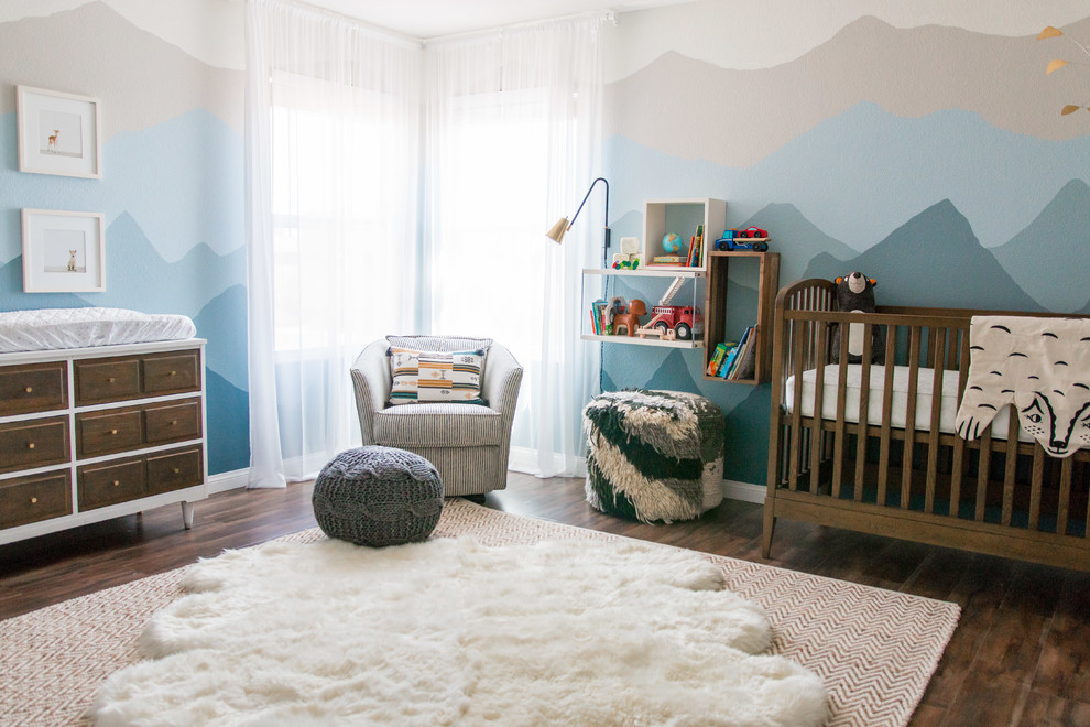 Modelo de habitación de bebé neutra tradicional renovada grande con paredes multicolor, suelo de madera oscura y suelo marrón
