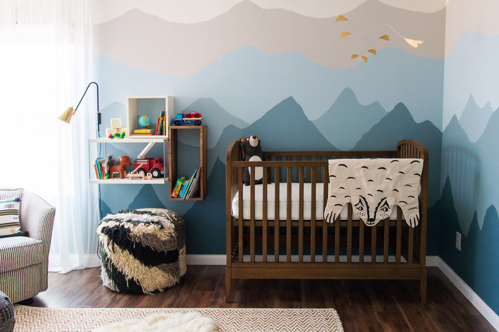 Modelo de habitación de bebé neutra clásica renovada grande con paredes multicolor, suelo de madera oscura y suelo marrón