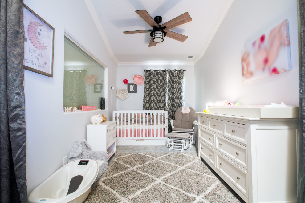 Идея дизайна: маленькая комната для малыша в современном стиле с белыми стенами, ковровым покрытием и разноцветным полом для на участке и в саду, девочки