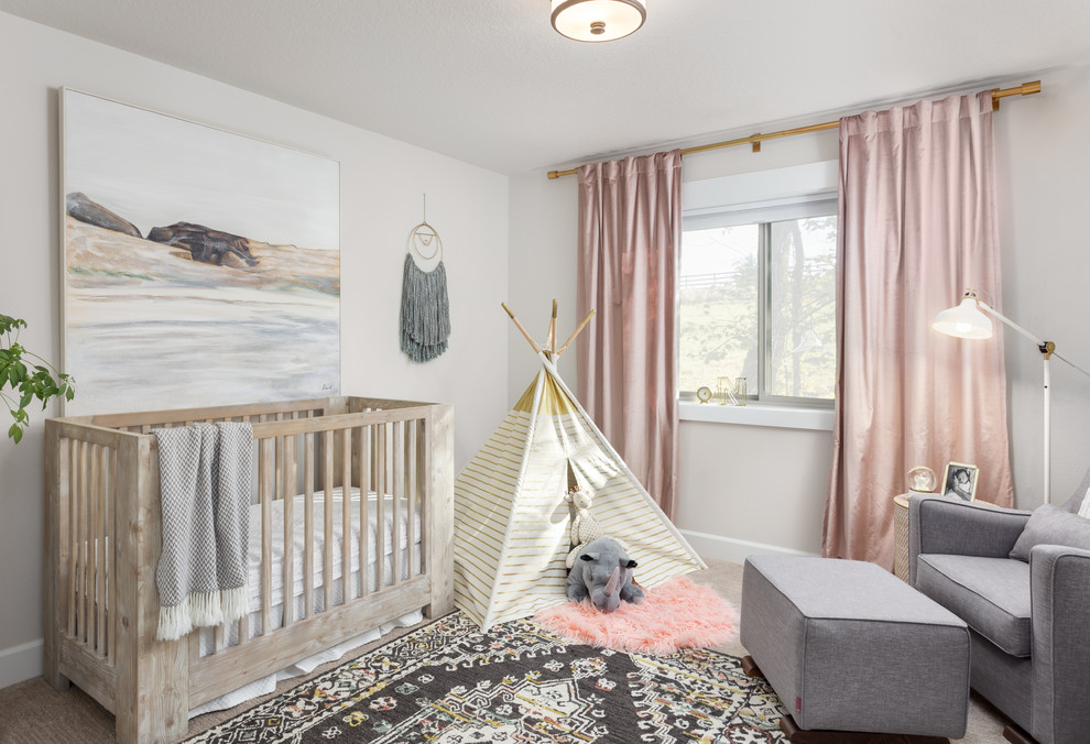 ポートランドにあるトランジショナルスタイルのおしゃれな赤ちゃん部屋 (グレーの壁、カーペット敷き、女の子用、グレーの床) の写真