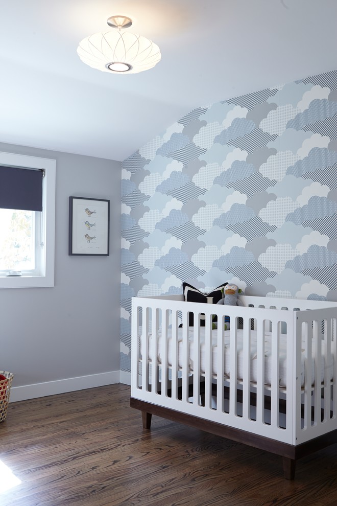 Diseño de habitación de bebé neutra retro de tamaño medio con paredes multicolor y suelo de madera oscura