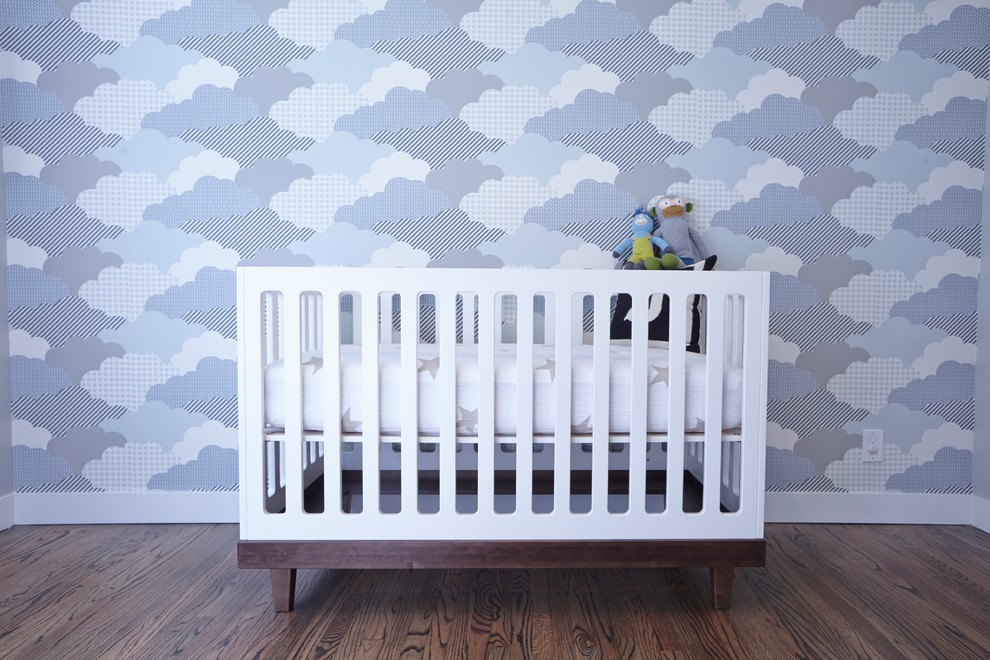 Foto de habitación de bebé neutra vintage de tamaño medio con paredes multicolor y suelo de madera oscura