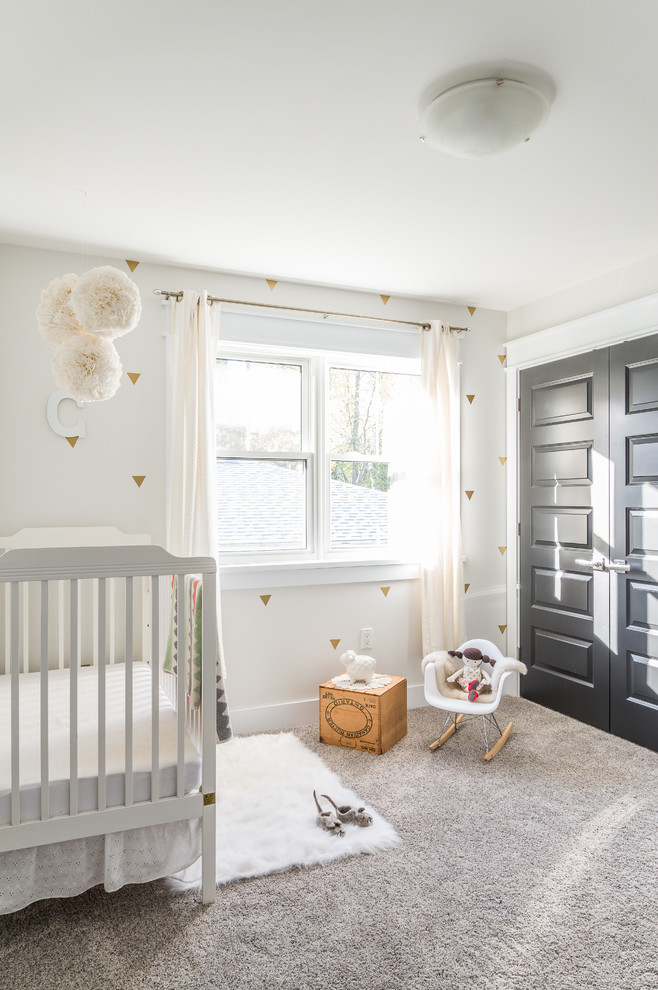 Idee per una cameretta per neonati neutra chic di medie dimensioni con pareti bianche, moquette e pavimento grigio