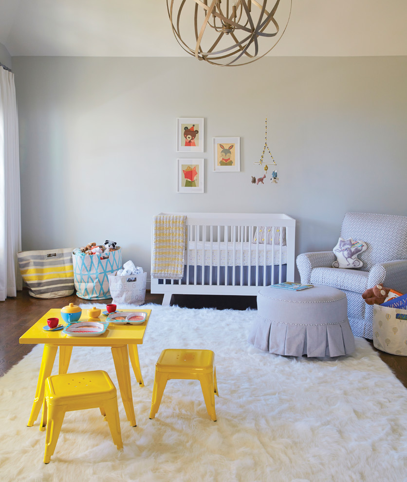 Cette photo montre une chambre de bébé neutre tendance avec un mur gris et un sol blanc.
