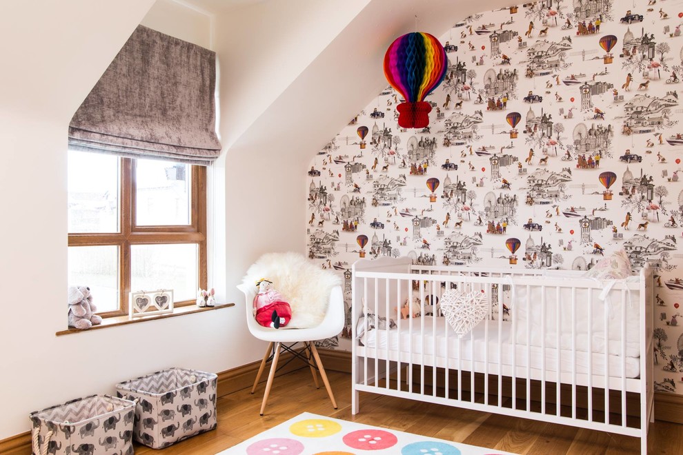 Cette image montre une chambre de bébé neutre nordique avec un sol marron.